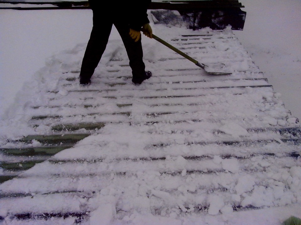 Очистили снега с крыш капитальных гаражей
